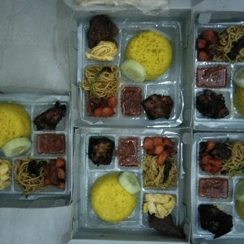 Nasi Kuning lengkap